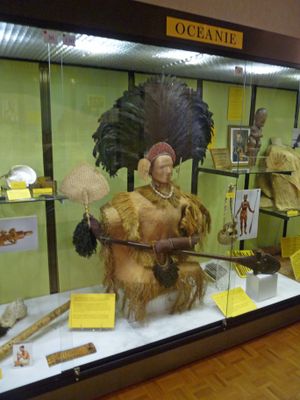 전통 마르키즈 제도의 족장의 머리 장식, 의식복, 휘장 및 무기