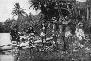 1909년, 파레우(pareu)를 입은 마르키즈 제도 사람들이 전통 춤을 추는 모습