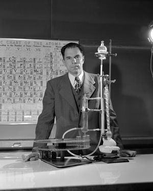 106번 원소는 합성 원소 발견의 선구자인 글렌 시보그(Glenn T. Seaborg)의 이름을 따서 시보귬(Sg)으로 명명되었다.