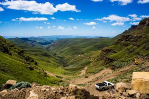 국경에 있는 사니 패스(Sani Pass)는 관광 명소이다.