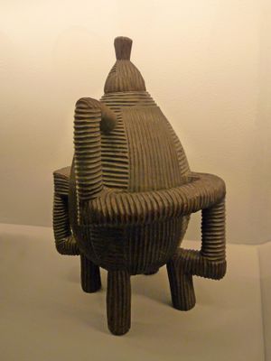 19세기 스와지 용기, 나무로 조각됨