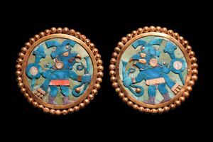 터키석과 금으로 만든 전사를 묘사한 모체 귀고리 (서기 1~800년)