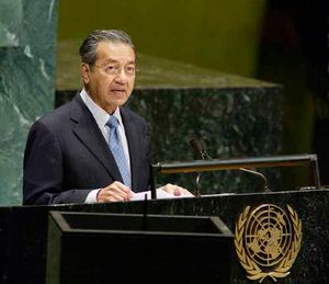 2003년 9월 25일, 유엔 총회에서 연설하는 말레이시아 총리 마하티르 모하마드