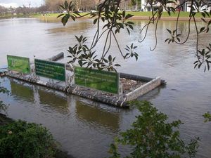 강에 설치된 빅토리아주 공원청의 쓰레기 차단 장치는 떠다니는 쓰레기를 잡는다