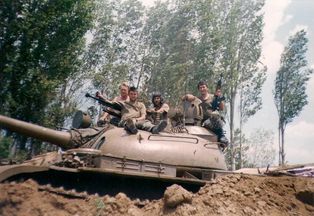 아라치노보에 있는 마케도니아 [[T-55 탱크]]와 승무원