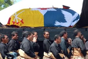 조지 투포우 5세 국왕의 관을 묘소로 운구하는 모습