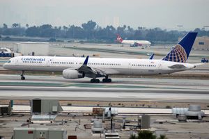 상승하는 쌍발 제트기의 측면 뷰.