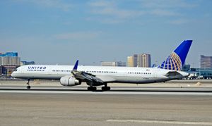 2011년 2월 매캐런 국제공항에 착륙하는 유나이티드 항공 757-300