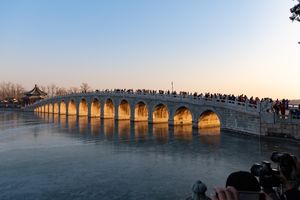 동지 무렵 해 질 녘, 베이징에 있는 이화원의 17개 아치 다리에 비치는 햇살