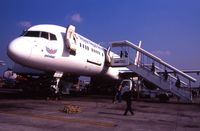 네팔항공의 757-200M. 계단 왼쪽에 화물칸 문이 보인다.