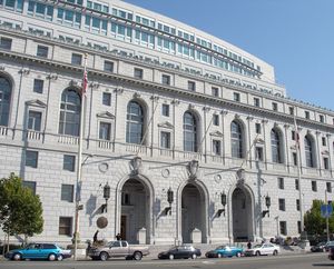 캘리포니아 대법원은 주로 샌프란시스코의 얼 워렌 빌딩(사진)에서 회의를 열지만, 새크라멘토와 로스앤젤레스에서도 회의를 연다.