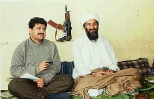 파키스탄 기자 하미드 미르(Hamid Mir)가 1997년 아프가니스탄에서 오사마 빈 라덴(Osama bin Laden)을 인터뷰하는 모습