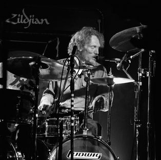 1984년 공연 중인 베이커