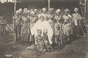 기니의 마을 지도자와 그의 아내들, 1910년경