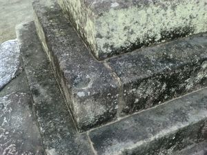 근대에 만들어진 술잔 모양 구멍의 예. 후쿠오카현우키하시의 스사노오 신사의 술잔 모양 구멍.