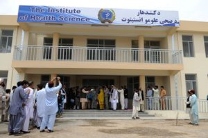 칸다하르의 한 공중보건연구소 개관식