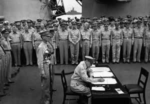 더글러스 맥아더가 1945년 9월 2일 미주리호 함상에서 정식 항복 문서에 서명하는 모습.