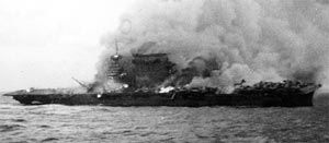 산호해 해전 당시 불타고 있는 USS 렉싱턴 (CV-2).