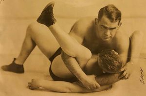 에드 "스트랭글러" 루이스가 1929년 상대를 핀폴로 제압하는 모습