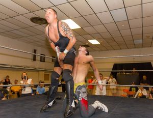 프로레슬링 경기에서 로블로 공격 장면