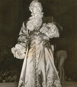 Gorgeous George(조지 고르지어스)는 화려한 기믹으로 그 시대 가장 유명한 레슬러 중 한 명이 되었다.