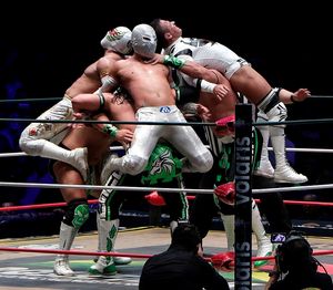 멕시코 레슬러 그란 게레로, 우르티모 게레로, 유포리아가 상대에게 트리플 팀 기술을 사용하는 모습.