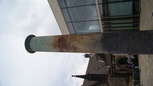 레이들로 도서관 외부에 설치된 사이먼 후지와라(Simon Fujiwara)의 2015년 작품, 제스모나이트(jesmonite) 조각 A Spire