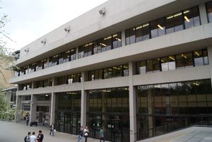 에드워드 보일 도서관. 여러 개의 브루탈리스트 건물 중 하나로, 일련의 연결된 스카이웨이로 연결되어 있다.