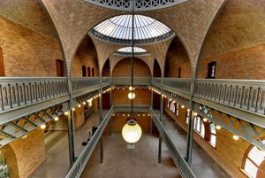 피비 허스트(Phoebe Hearst)가 고인이 된 남편 조지 허스트(George Hearst)를 기념하여 헌정한 허스트 광산 건물의 내부 모습