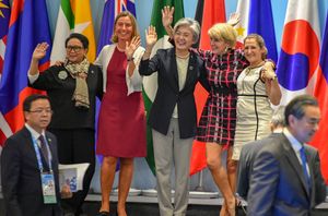 모게리니, 레트노 마르수디, 강경화, 줄리 비숍, 크리스티아 프리랜드와 함께, 싱가포르에서 열린 ASEAN 지역 포럼 리트리트, 2018년 8월 4일