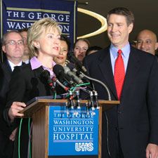 힐러리 클린턴이 1993년 클린턴 의료 계획을 GW 병원에서 발표하는 모습