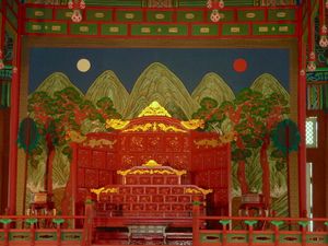 경복궁에 있는 조선 국왕의 봉황좌배경 그림은 이르워로봉도입니다.