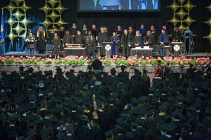 블루 크로스 아레나에서 열린 Monroe Community College 졸업식