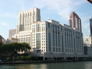 뉴욕시 어퍼 이스트 사이드에 위치한 이스트 강변의 코넬 대학교 의과대학인 Weill Cornell Medicine