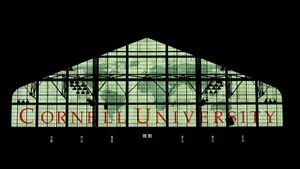 캠퍼스 내 체육관인 바튼 홀의 내부 창문