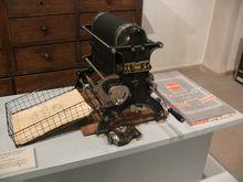 로토레코드 복동식 윤전복사기. 의류품점 광고 전단이나 발주 목록 인쇄에 사용되었던 것(뷔르템베르크 주립 박물관, 독일)