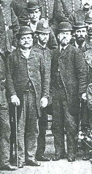 1888년 잭 더 리퍼 연쇄 살인 사건 2년 전, 런던 메트로폴리탄 경찰(Metropolitan Police) 레먼 스트리트 경찰서의 H 분과 형사들. 프레더릭 애버라인(Frederick Abberline)(왼쪽, 지팡이를 든 사람)도 포함되어 있다. 사진은 1886년경 촬영.