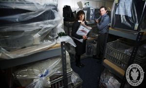 컴퓨터, 휴대전화, 아동 성범죄자로 의심되는 자들의 집에서 압수한 디지털 저장 장치들에 둘러싸인 케이 월러스(Kay Wallace) 수사관. 채팅방과 웹캠을 통한 아동 온라인 유인은 COST 팀 경찰관들이 점점 더 많이 접하는 분야이다.