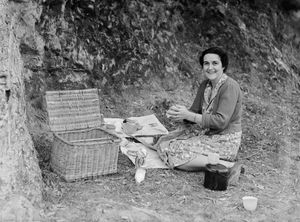 1940년경 미국의 피크닉 준비를 하는 여성.