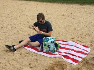 2016년 해변에서 피크닉을 하는 남성. 숄더백에 샌드위치와 물통, 천을 넣어 가지고 왔다. 접시나 카트리는 가지고 오지 않았다.