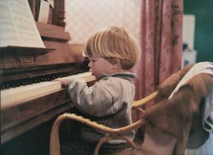1984년 피아노를 치는 아이