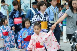 어머니 손을 잡고 축제를 즐기는 아이들.(일본, 2009년)