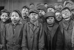 미국 석탄 광산의 아동 노동, 1912년경. 루이스 하인(Lewis Hine) 사진