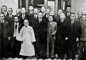 1945년 12월 3일 임시정부 요인 귀국 기념 사진. 오른쪽 앞줄 끝이 조성환