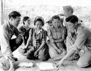1944년, 미얀마 미치나에서 연합군에게 발견된 한국인 '위안부' 여성들. 이들은 미군에게 심문을 받았다.