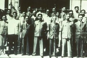 1948년 9월. 조선민주주의인민공화국 초대 내각의 최창익(재정상, 제2열 왼쪽에서 두 번째)