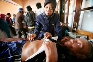 환자를 진찰하는 인도네시아 간호사