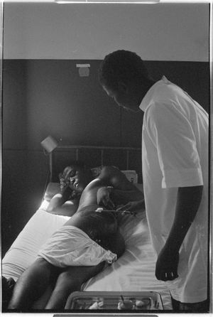 화상을 입은 환자를 치료하는 간호사. 지간쇼르의 PAIGC 병원, 1973년