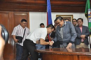 2019년 지방 선거(2019 마닐라 지방 선거)에서 에스트라다를 누르고 당선된 당선 시장 Isko Moreno(왼쪽에서 두 번째)가 퇴임하는 조셉 에스트라다(오른쪽에서 두 번째)에게 예방 방문을 하는 모습