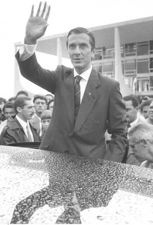 콜로르가 국민에게 손을 흔들고 있다